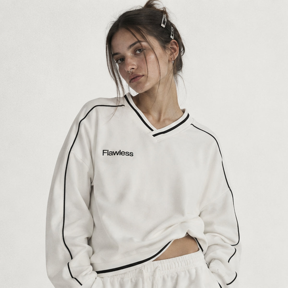 CLUB HOURS V-NECK SWEATSHIRT, WHITE