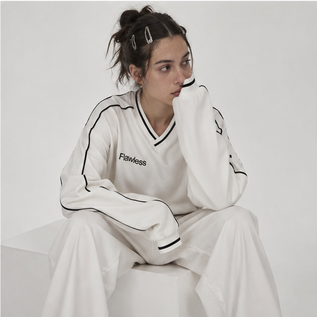 CLUB HOURS V-NECK SWEATSHIRT, WHITE