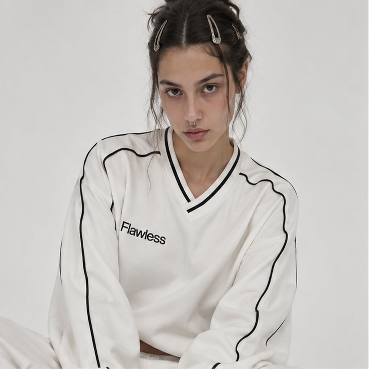 CLUB HOURS V-NECK SWEATSHIRT, WHITE