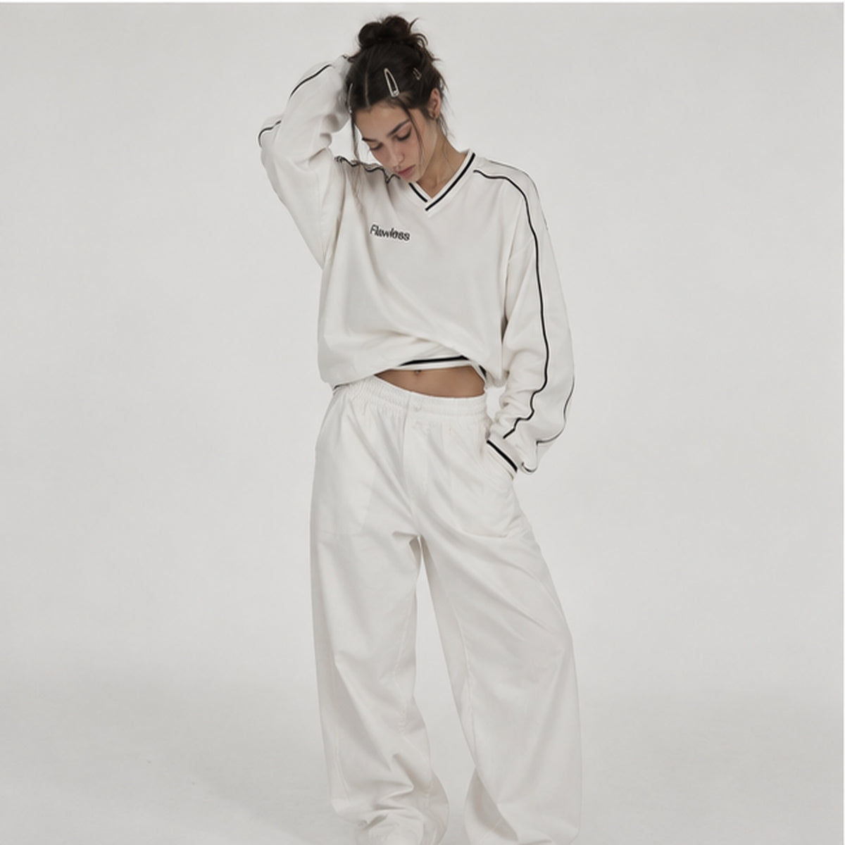 CLUB HOURS V-NECK SWEATSHIRT, WHITE
